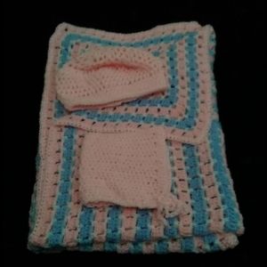 Washable ❤️ New Born Crochet Blanket & 2 hats Homemade.